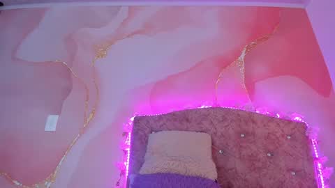 Snapshot of bella__sweets chatting on 12-24-24, 06:17 Melanie online show from 12-24-24, 06:17