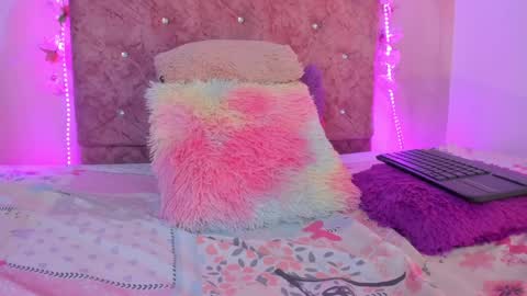 Snapshot of bella__sweets chatting on 01-10-25, 09:53 Melanie online show from 01-10-25, 09:53