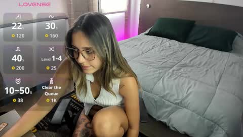 bella_blue_ online show from 10-15-25, 06:30