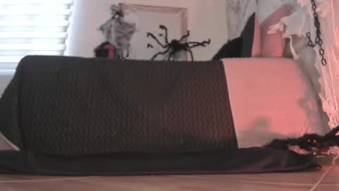 Dessi  online show from 10-29-25, 01:35