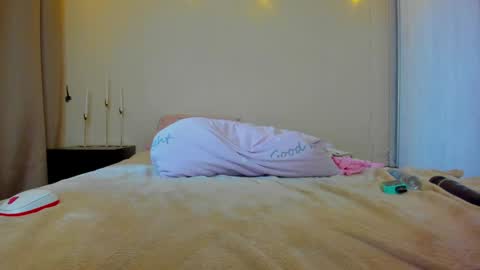 Snapshot of bella_foryou chatting on 12-15-24, 07:35 NastyaThere are legends that in this room all your wishes can come true Private is Open online show from 12-15-24, 07:35