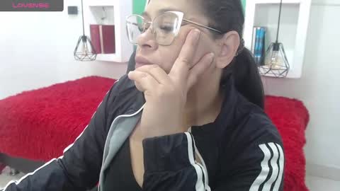 Snapshot of bella_lady_1_ chatting on 10-01-25, 11:27 lady online show from 10-01-25, 11:27
