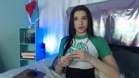 Snapshot of bella_lr chatting on 10-02-25, 02:18 Valentina online show from 10-02-25, 02:18