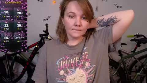 Snapshot of bella_murrrr chatting on 10-28-25, 02:59 Bella online show from 10-28-25, 02:59