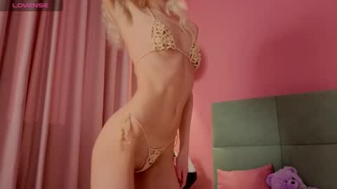 Snapshot of bella_stewarttt chatting on 04-25-26, 01:19 Bella NEW ROOM online show from 04-25-26, 01:19