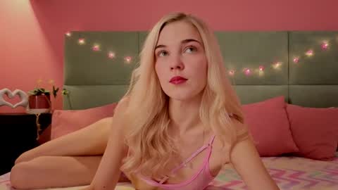 Snapshot of bella_stewarttt chatting on 05-02-26, 01:21 Bella NEW ROOM online show from 05-02-26, 01:21