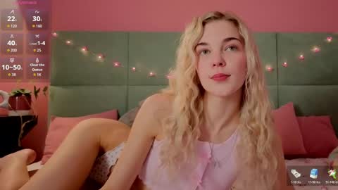 Snapshot of bella_stewarttt chatting on 05-08-26, 01:33 Bella NEW ROOM online show from 05-08-26, 01:33