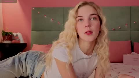 Snapshot of bella_stewarttt chatting on 05-25-26, 01:11 Bella NEW ROOM online show from 05-25-26, 01:11