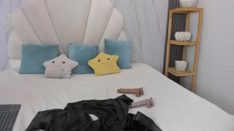 Bella online show from 04-24-26, 07:49