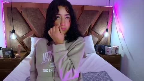 Snapshot of bella_swwan_ chatting on 04-29-26, 02:21 Bella Swwan online show from 04-29-26, 02:21