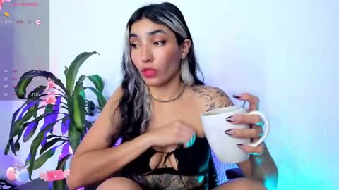 Snapshot of bella_thorne3 chatting on 12-01-24, 10:43 Bella online show from 12-01-24, 10:43