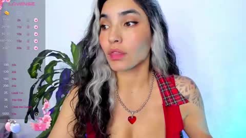 Snapshot of bella_thorne3 chatting on 12-06-24, 03:30 Bella online show from 12-06-24, 03:30