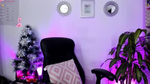 Snapshot of bella_thorne3 chatting on 12-22-24, 10:04 Bella online show from 12-22-24, 10:04