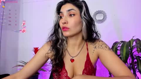 Snapshot of bella_thorne3 chatting on 01-16-25, 10:34 Bella online show from 01-16-25, 10:34