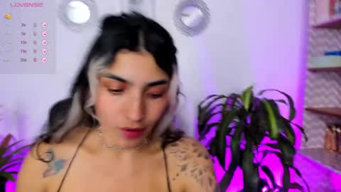 Snapshot of bella_thorne3 chatting on 01-18-25, 03:20 Bella online show from 01-18-25, 03:20