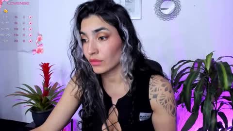 Snapshot of bella_thorne3 chatting on 01-19-25, 01:10 Bella online show from 01-19-25, 01:10