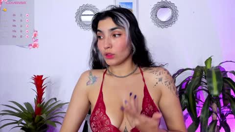 Snapshot of bella_thorne3 chatting on 01-25-25, 03:09 Bella online show from 01-25-25, 03:09