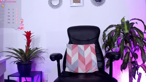 Snapshot of bella_thorne3 chatting on 01-25-25, 06:12 Bella online show from 01-25-25, 06:12