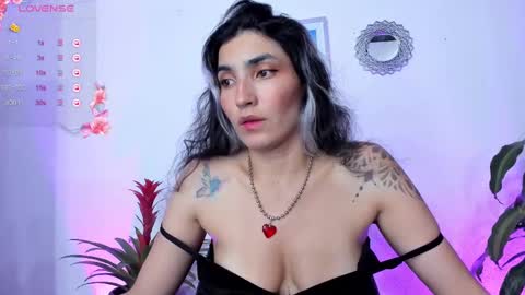 Snapshot of bella_thorne3 chatting on 02-20-25, 11:21 Bella online show from 02-20-25, 11:21