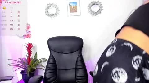 Snapshot of bella_thorne3 chatting on 02-25-25, 04:46 Bella online show from 02-25-25, 04:46