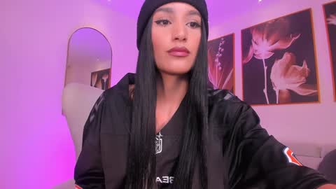 Snapshot of bellacarteer_ chatting on 01-31-25, 03:22 Bella C online show from 01-31-25, 03:22