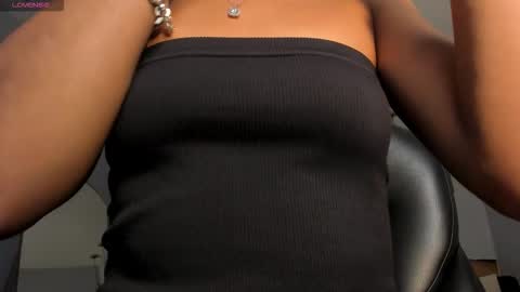 Snapshot of bellacarteer_ chatting on 10-20-25, 11:32 Bella C online show from 10-20-25, 11:32