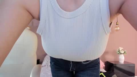 Snapshot of bellaclaiir chatting on 02-08-25, 08:10 Bella Clair online show from 02-08-25, 08:10