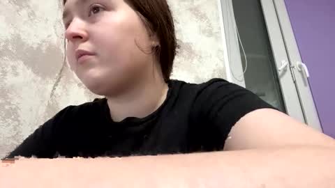 Snapshot of bellahadid8 chatting on 12-17-25, 08:04 Charming Hamster online show from 12-17-25, 08:04