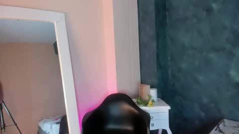 Snapshot of bellarooux chatting on 11-10-25, 12:15 bellarooux online show from 11-10-25, 12:15