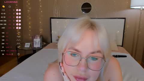 Bella online show from 10-25-25, 01:02