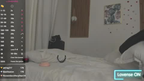 Snapshot of bellawoods_ chatting on 05-04-26, 01:29 laukyubey online show from 05-04-26, 01:29