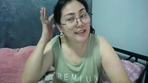 Snapshot of bellbabe chatting on 10-13-25, 06:19 Bella online show from 10-13-25, 06:19