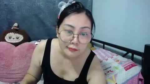 Snapshot of bellbabe chatting on 10-15-25, 10:10 Bella online show from 10-15-25, 10:10