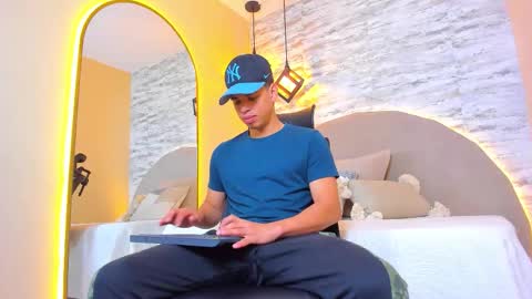 Snapshot of benjamin_more chatting on 11-19-25, 01:33 BENJAMIN online show from 11-19-25, 01:33