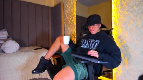 Snapshot of benjamin_more chatting on 12-18-25, 02:17 BENJAMIN online show from 12-18-25, 02:17