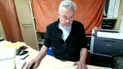 Snapshot of berg_boy chatting on 12-04-24, 01:09 Martin online show from 12-04-24, 01:09