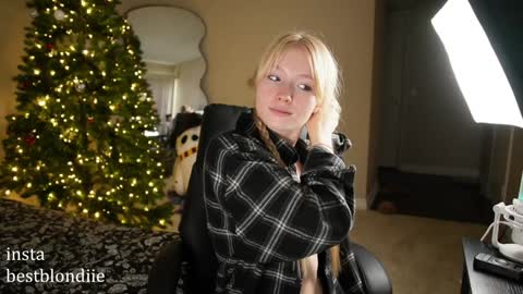 Snapshot of bestblondiiecb chatting on 12-07-24, 05:31 Chloe Next stream on Friday online show from 12-07-24, 05:31