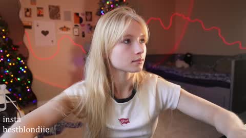 Snapshot of bestblondiiecb chatting on 12-20-24, 06:13 Chloe Next stream on Friday online show from 12-20-24, 06:13