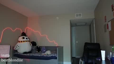 Snapshot of bestblondiiecb chatting on 01-17-25, 11:29 Chloe Next stream on Friday online show from 01-17-25, 11:29