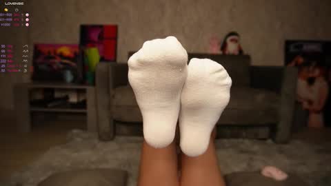 Snapshot of bestie_baby chatting on 10-27-25, 03:21 Emely online show from 10-27-25, 03:21