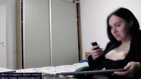 bethanylenz online show from 12-20-25, 12:07