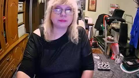 BeverlyCynia online show from 09-27-25, 03:39