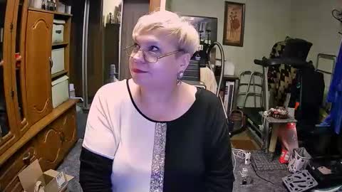 BeverlyCynia online show from 10-05-25, 04:27