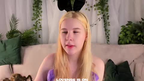 Snapshot of bezuya chatting on 10-26-25, 01:33 Eliz online show from 10-26-25, 01:33