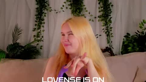 Snapshot of bezuya chatting on 10-28-25, 01:53 Eliz online show from 10-28-25, 01:53