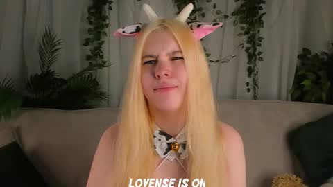 Snapshot of bezuya chatting on 10-29-25, 01:19 Eliz online show from 10-29-25, 01:19