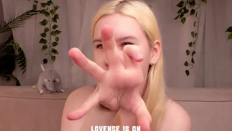 Snapshot of bezuya chatting on 11-13-25, 01:04 Eliz online show from 11-13-25, 01:04