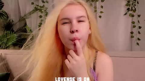 Snapshot of bezuya chatting on 11-14-25, 01:04 Eliz online show from 11-14-25, 01:04