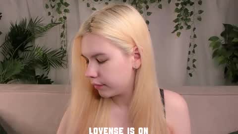 Snapshot of bezuya chatting on 11-15-25, 01:25 Eliz online show from 11-15-25, 01:25