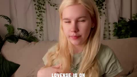 Snapshot of bezuya chatting on 11-20-25, 01:39 Eliz online show from 11-20-25, 01:39